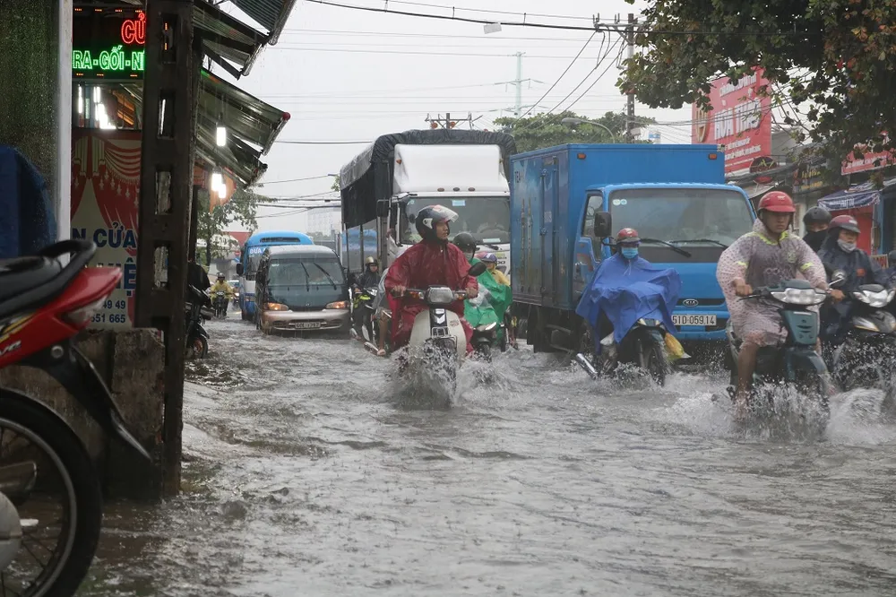 Nhọc nhằn di chuyển trong mưa chiều 7-11 ảnh 7 Nhọc nhằn di chuyển trong mưa chiều 7-11 ảnh 7